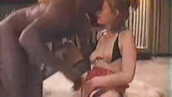 Két nő csinál leszbikus kibaszott és szexmagyarul a kakas szopás egy hármasban