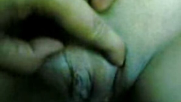 A kurva ujjait beveszi a testmosó testmosásba, érzéki sex video és csillapítja az éhséget