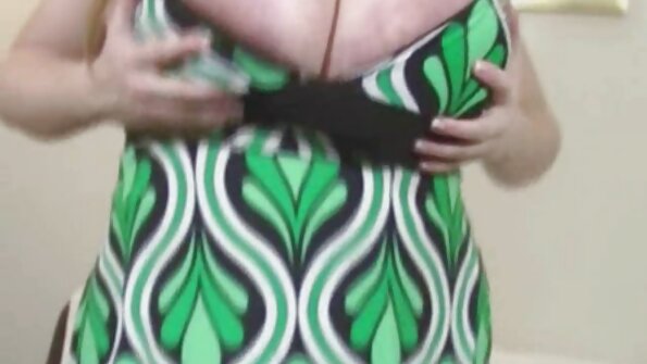 Érzéki nagymama baszik dohányzó lány megragadja a nagy kakas és szívás
