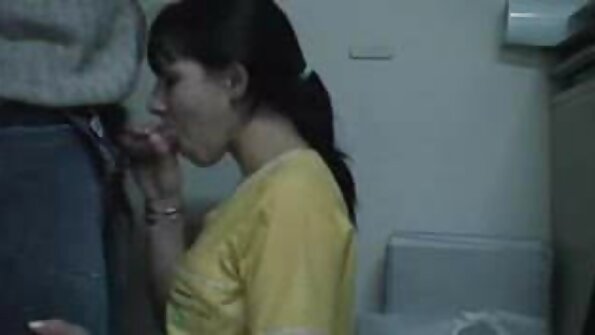 Karcsú erotikus video tini élvezi a nagy kakas érzéki masszázs után