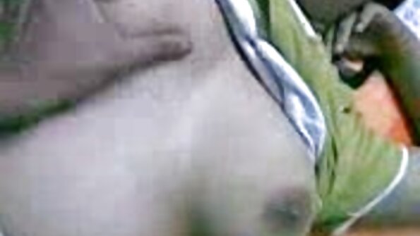 A fényképész a mellkasos milf cigány sex videok -et elemezi harisnyában és latin dögben