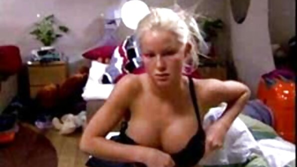 Vékony szóló lány egy csésze cicik maszturbál az ágyban nagyi szexvideók