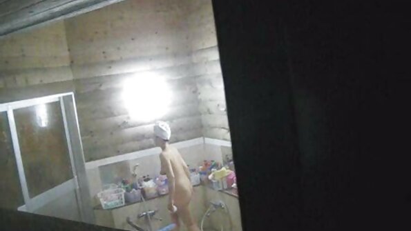 A kislányt alig üti a fürdőkádba házi sex videó új szeretője