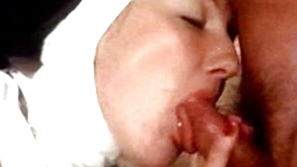 Slutty szőke kibaszott fekete haver pénzért sex video a férje előtt